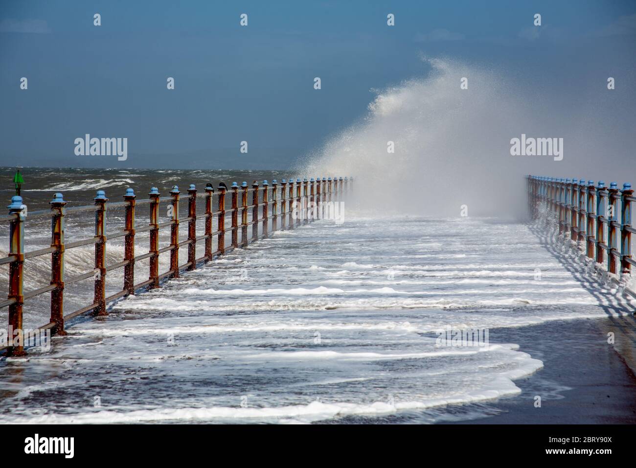 Morecambe, Lancashire, Großbritannien. Mai 2020. Hohe Onshore-Winde und eine Flut sah Wellen brechen über dem Grosvenor Breakwater Credit: PN News/Alamy Live News Stockfoto