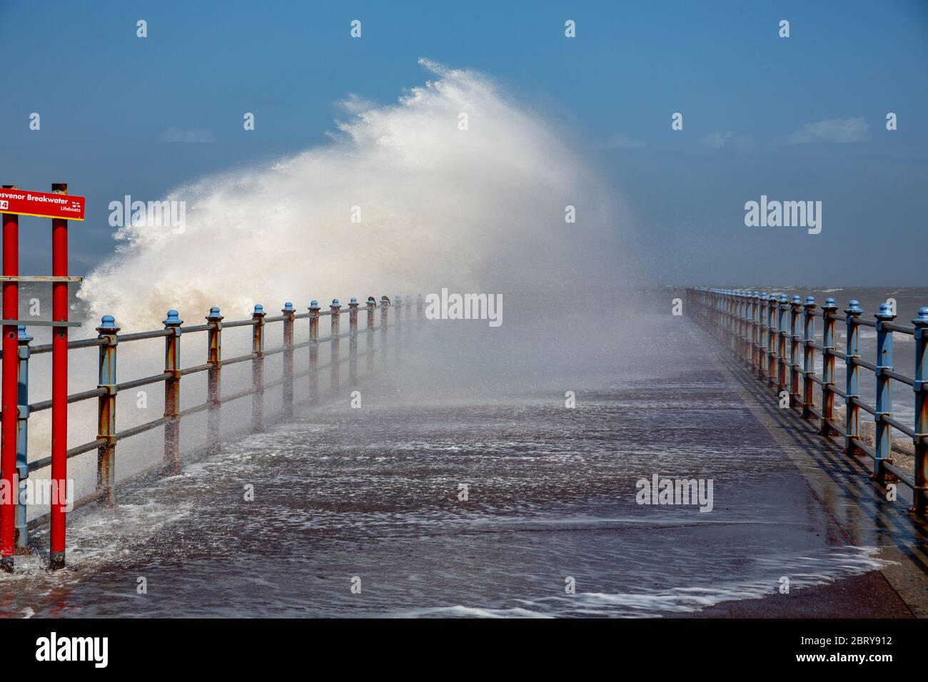 Morecambe, Lancashire, Großbritannien. Mai 2020. Hohe Onshore-Winde und eine Flut sah Wellen brechen über dem Grosvenor Breakwater Credit: PN News/Alamy Live News Stockfoto