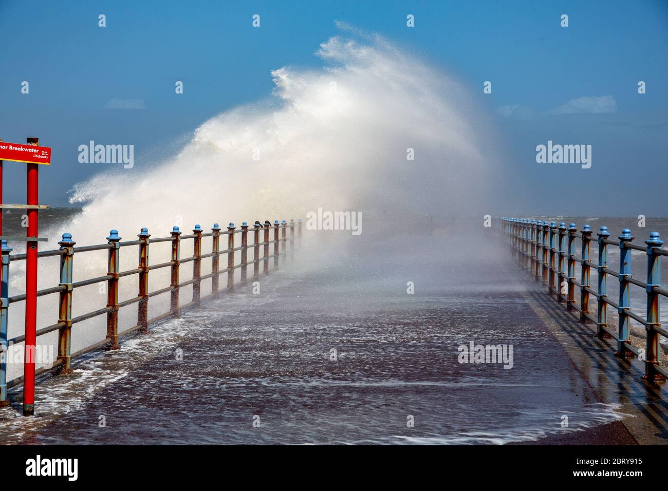 Morecambe, Lancashire, Großbritannien. Mai 2020. Hohe Onshore-Winde und eine Flut sah Wellen brechen über dem Grosvenor Breakwater Credit: PN News/Alamy Live News Stockfoto