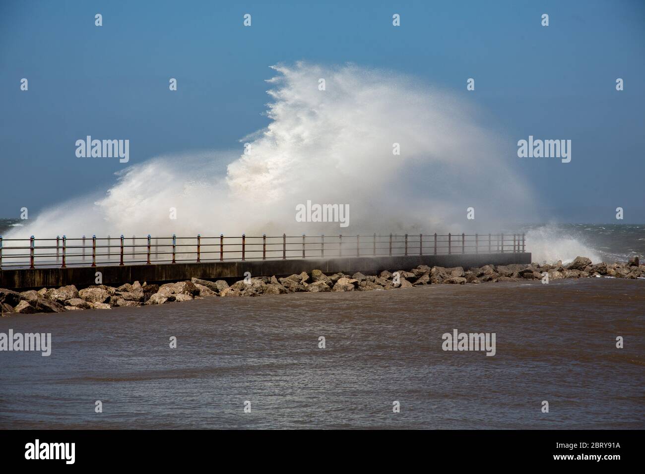 Morecambe, Lancashire, Großbritannien. Mai 2020. Hohe Onshore-Winde und eine Flut sah Wellen brechen über dem Grosvenor Breakwater Credit: PN News/Alamy Live News Stockfoto