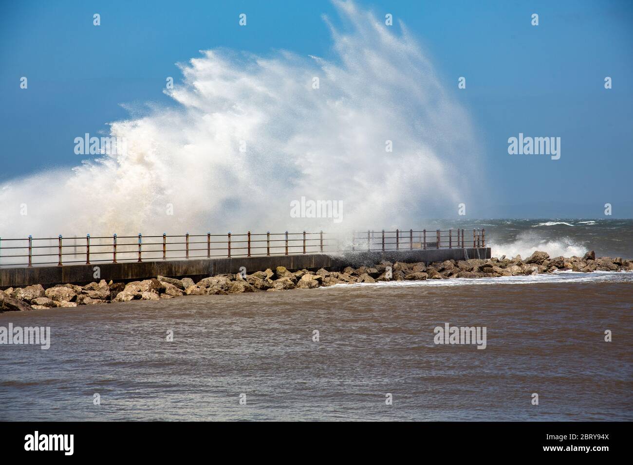 Morecambe, Lancashire, Großbritannien. Mai 2020. Hohe Onshore-Winde und eine Flut sah Wellen brechen über dem Grosvenor Breakwater Credit: PN News/Alamy Live News Stockfoto