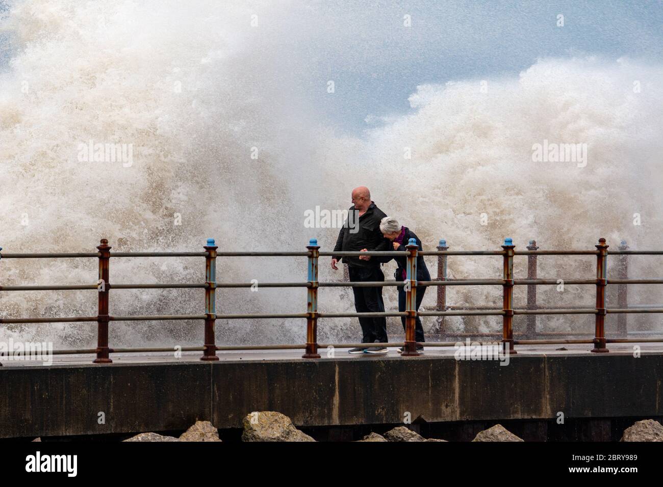 Morecambe, Lancashire, Großbritannien. Mai 2020. Hohe Onshore-Winde und eine Flut sah Wellen brechen über dem Grosvenor Breakwater Credit: PN News/Alamy Live News Stockfoto