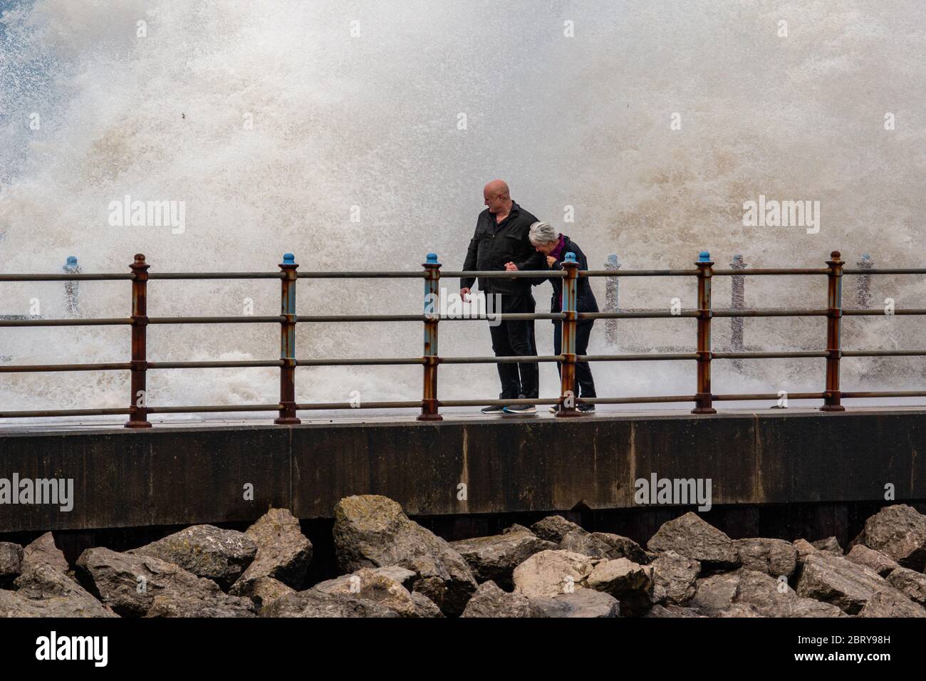 Morecambe, Lancashire, Großbritannien. Mai 2020. Hohe Onshore-Winde und eine Flut sah Wellen brechen über dem Grosvenor Breakwater Credit: PN News/Alamy Live News Stockfoto