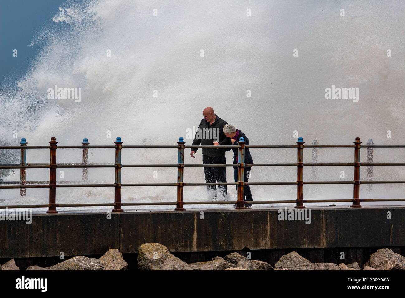 Morecambe, Lancashire, Großbritannien. Mai 2020. Hohe Onshore-Winde und eine Flut sah Wellen brechen über dem Grosvenor Breakwater Credit: PN News/Alamy Live News Stockfoto