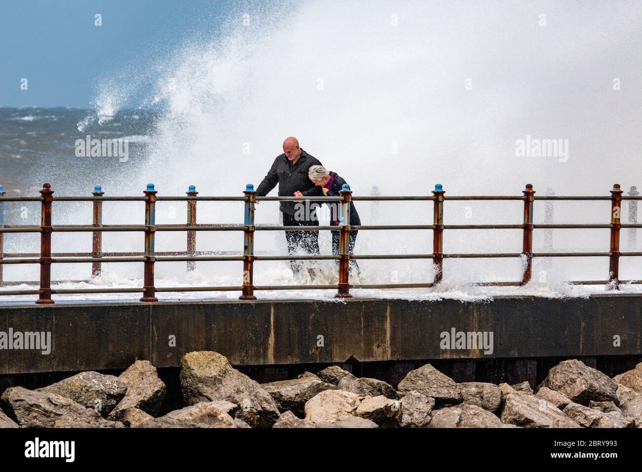 Morecambe, Lancashire, Großbritannien. Mai 2020. Hohe Onshore-Winde und eine Flut sah Wellen brechen über dem Grosvenor Breakwater Credit: PN News/Alamy Live News Stockfoto