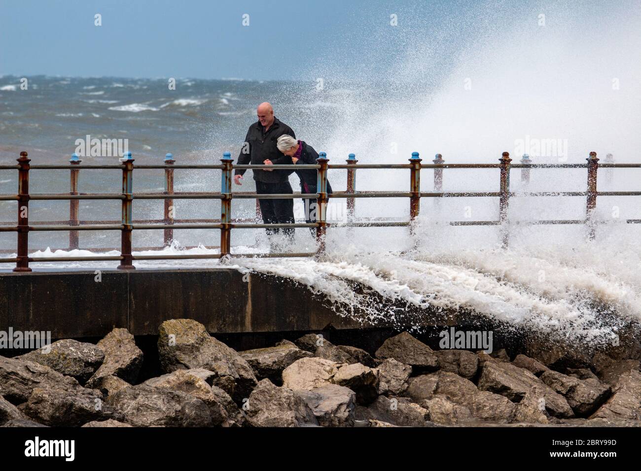 Morecambe, Lancashire, Großbritannien. Mai 2020. Hohe Onshore-Winde und eine Flut sah Wellen brechen über dem Grosvenor Breakwater Credit: PN News/Alamy Live News Stockfoto
