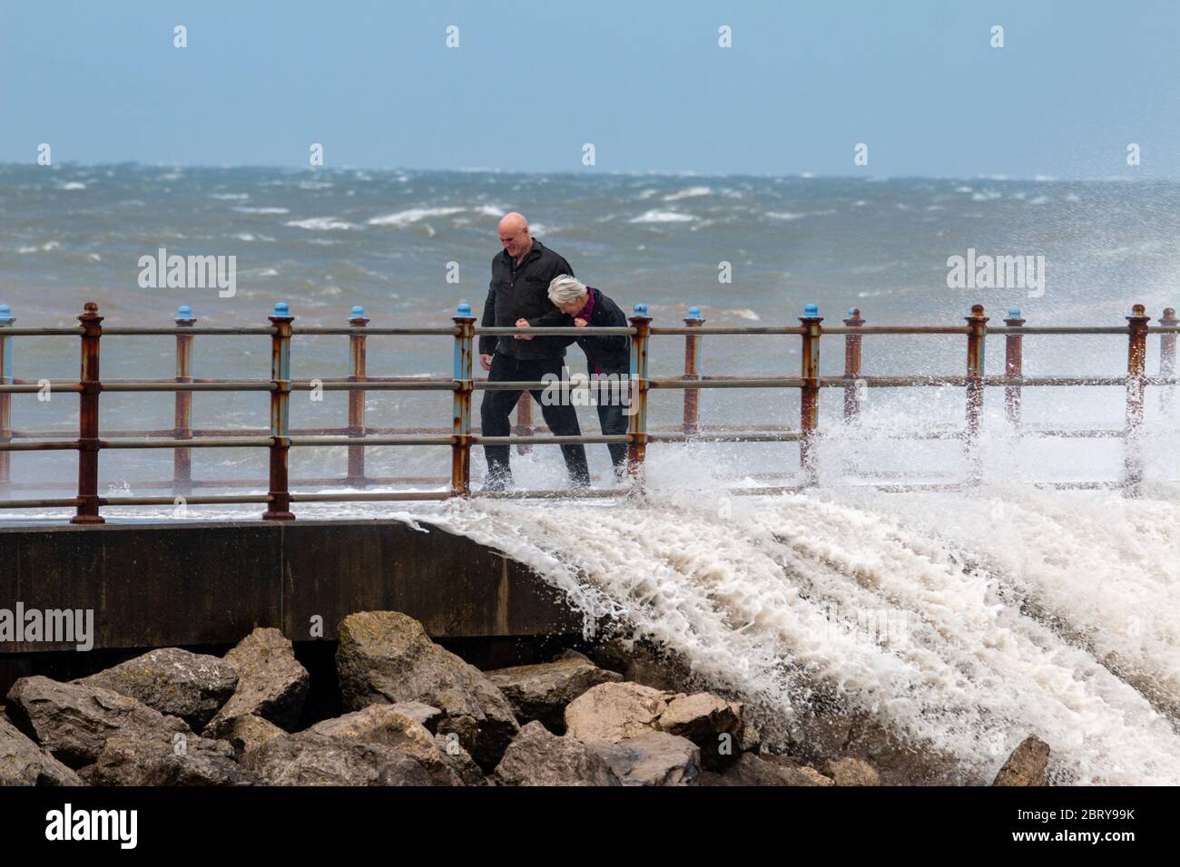 Morecambe, Lancashire, Großbritannien. Mai 2020. Hohe Onshore-Winde und eine Flut sah Wellen brechen über dem Grosvenor Breakwater Credit: PN News/Alamy Live News Stockfoto
