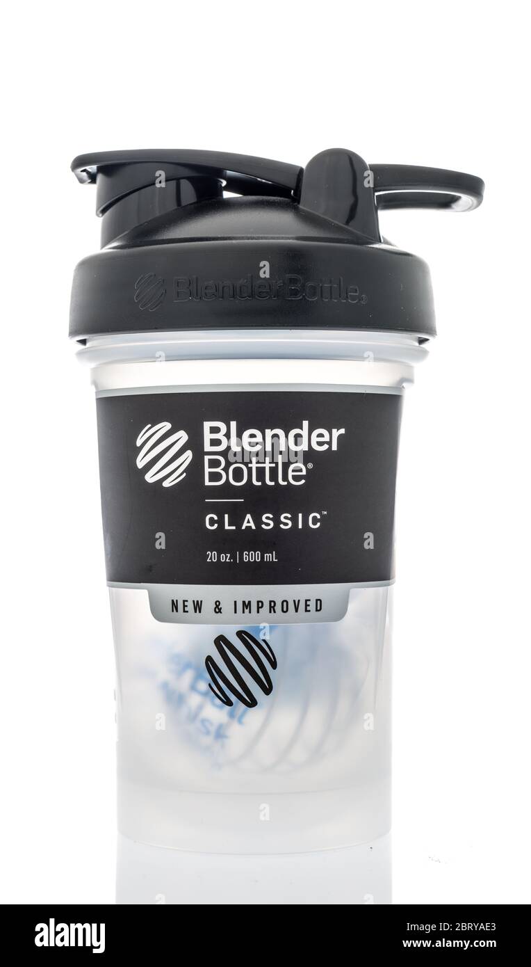 Winneconne, WI - 19. Mai 2020: Eine Flasche Blender Bottle Classic neu und auf einem isolierten Hintergrund verbessert Stockfoto