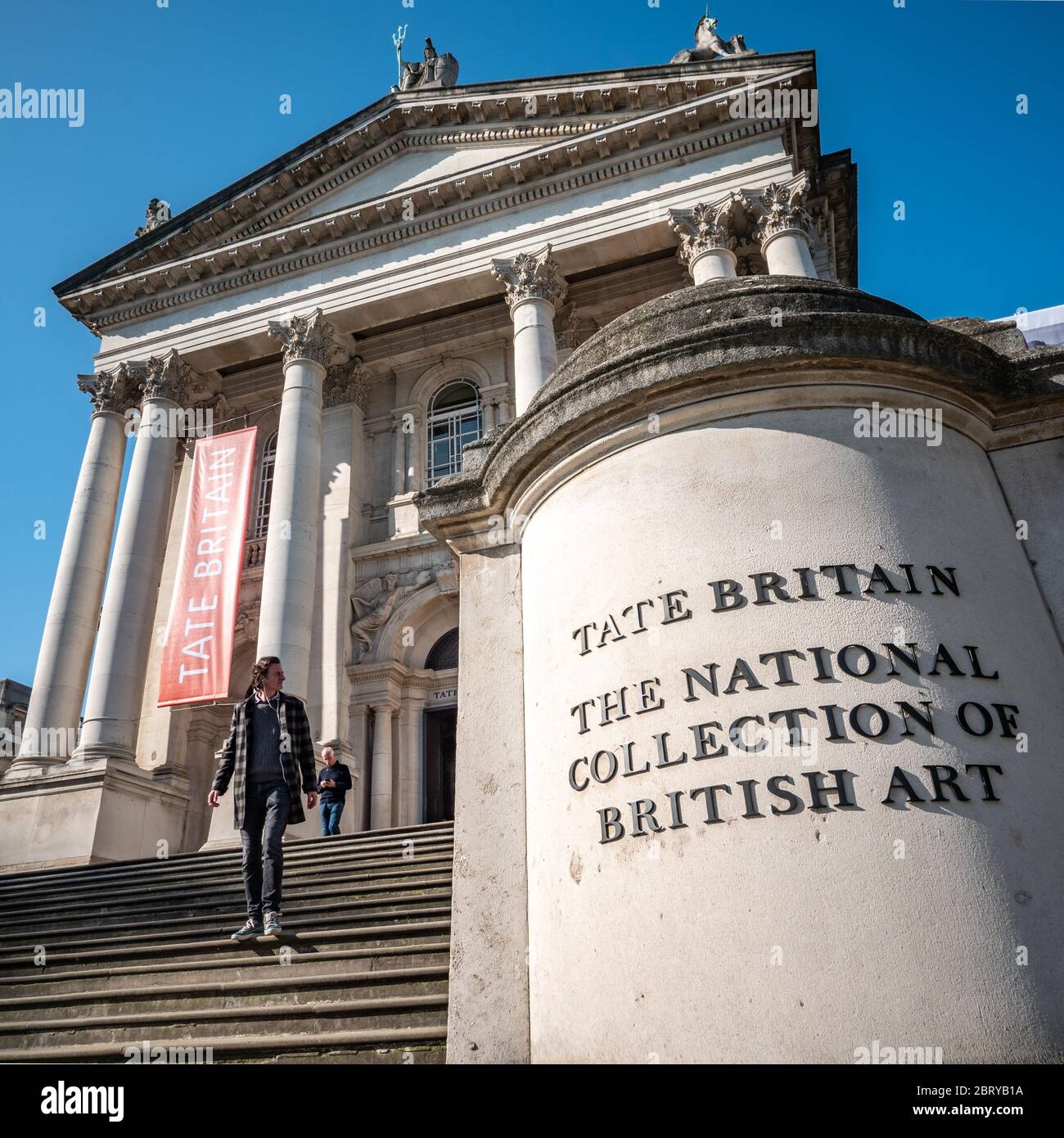 Das Tate Britain Museum und die Galerie in Millbank, Westminster, mit einem einsamen Besucher, der nach einem Besuch die Treppe hinuntersteigt. Stockfoto