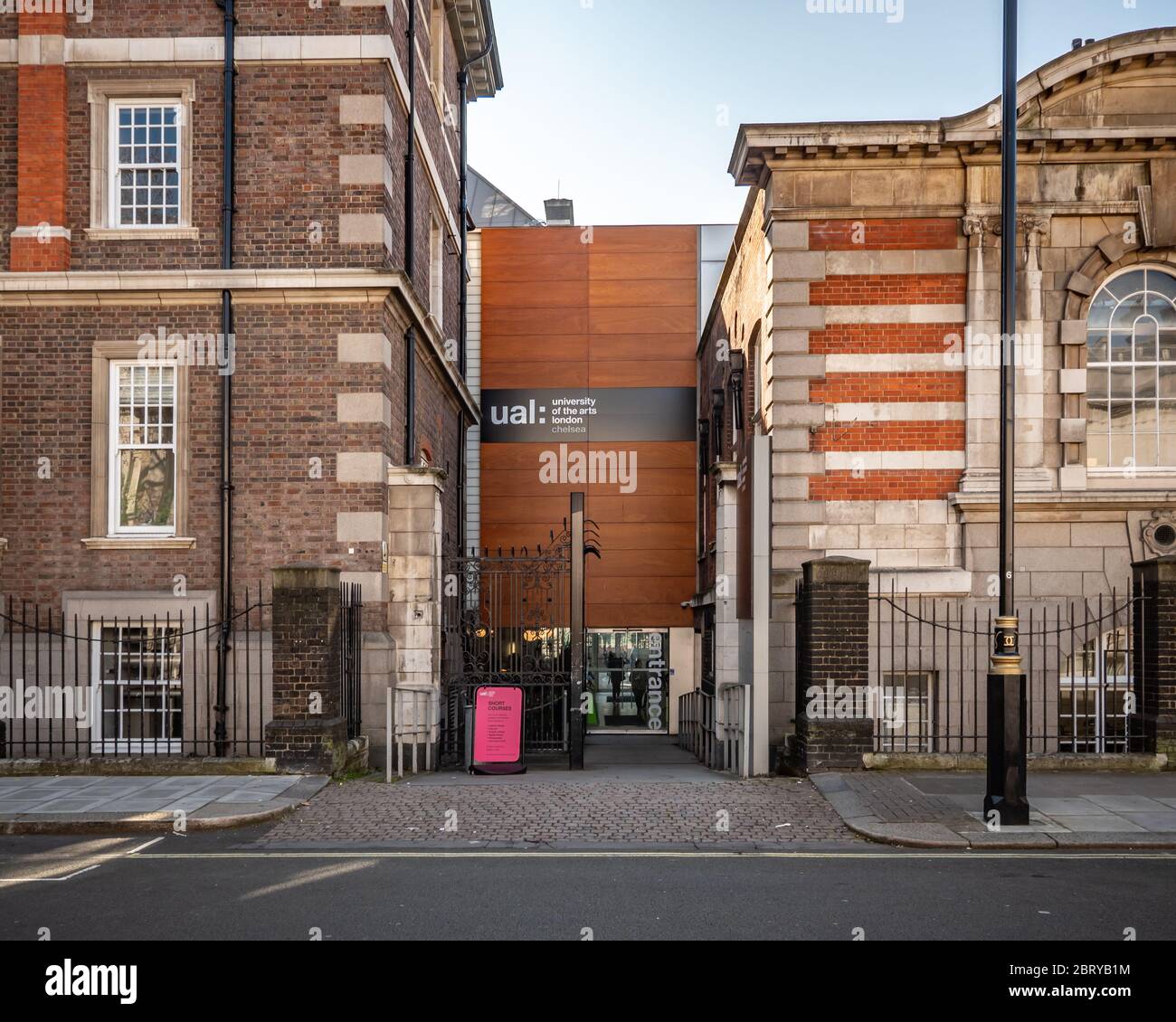 Chelsea College of Arts, Nebeneingang. Die renommierte Kunstschule ist Teil der größeren Gruppe der University of Arts London (UAL). Stockfoto
