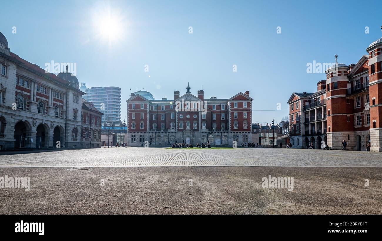 Chelsea School of Arts and Design. Der zentrale Platz der Londoner Kunstschule, umgeben von Universitätsgebäuden der University of Arts London (UAL). Stockfoto