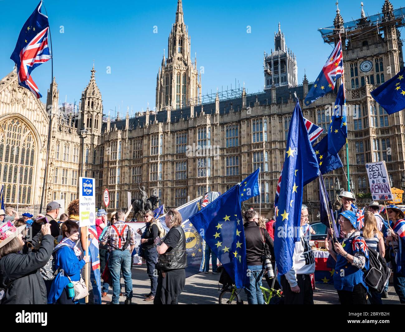 Pro-EU- und Anti-Brexit-Demonstranten stehen vor dem Palast von Westminster, dem Sitz der britischen Politik und Regierungsführung. Stockfoto