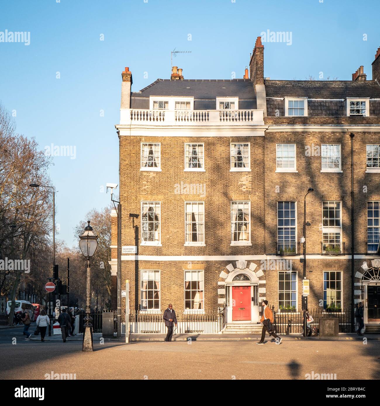 London Townhouse. Die façade zu einem typischen georgianischen Stadthaus am Bedford Square in der Dämmerung Sonnenlicht. Stockfoto