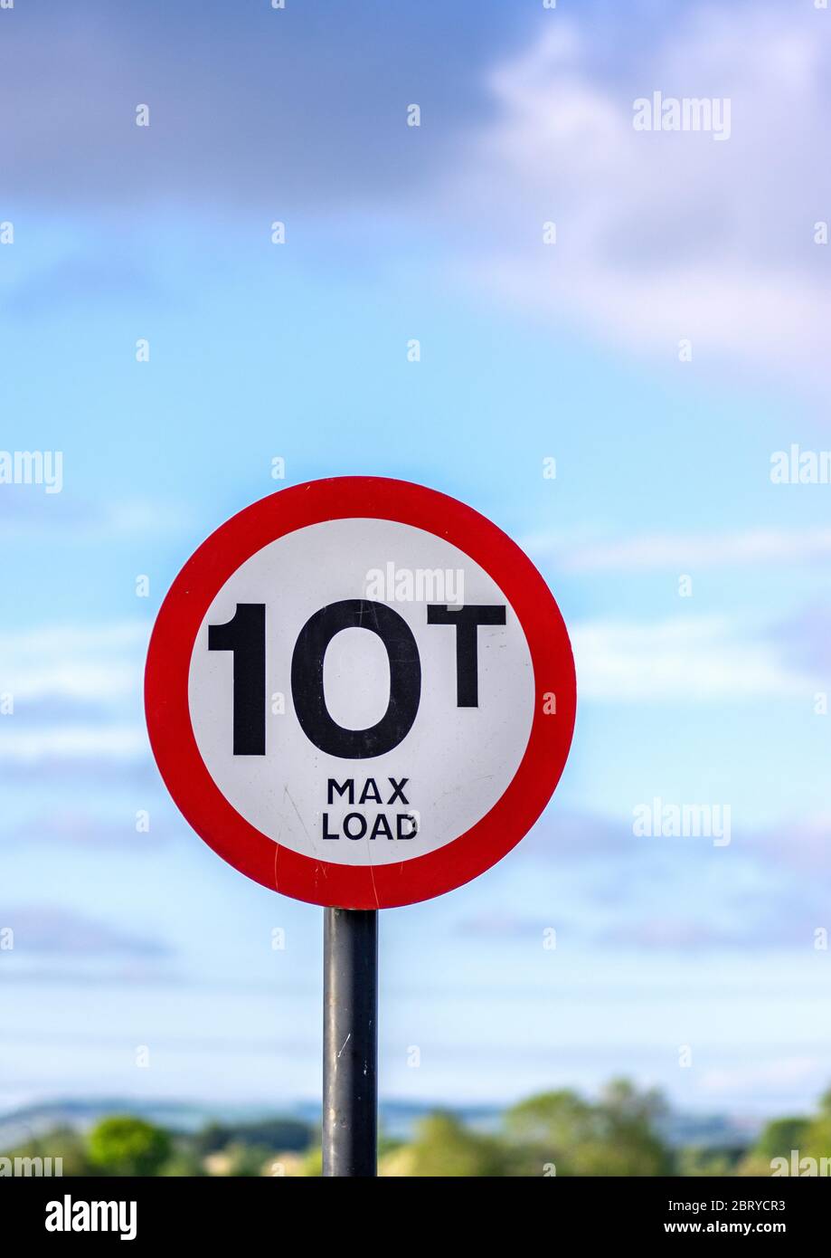 Rundes Warnschild mit einer maximalen Gewichtsgrenze von 10 Tonnen für Straßenfahrzeuge. Stockfoto