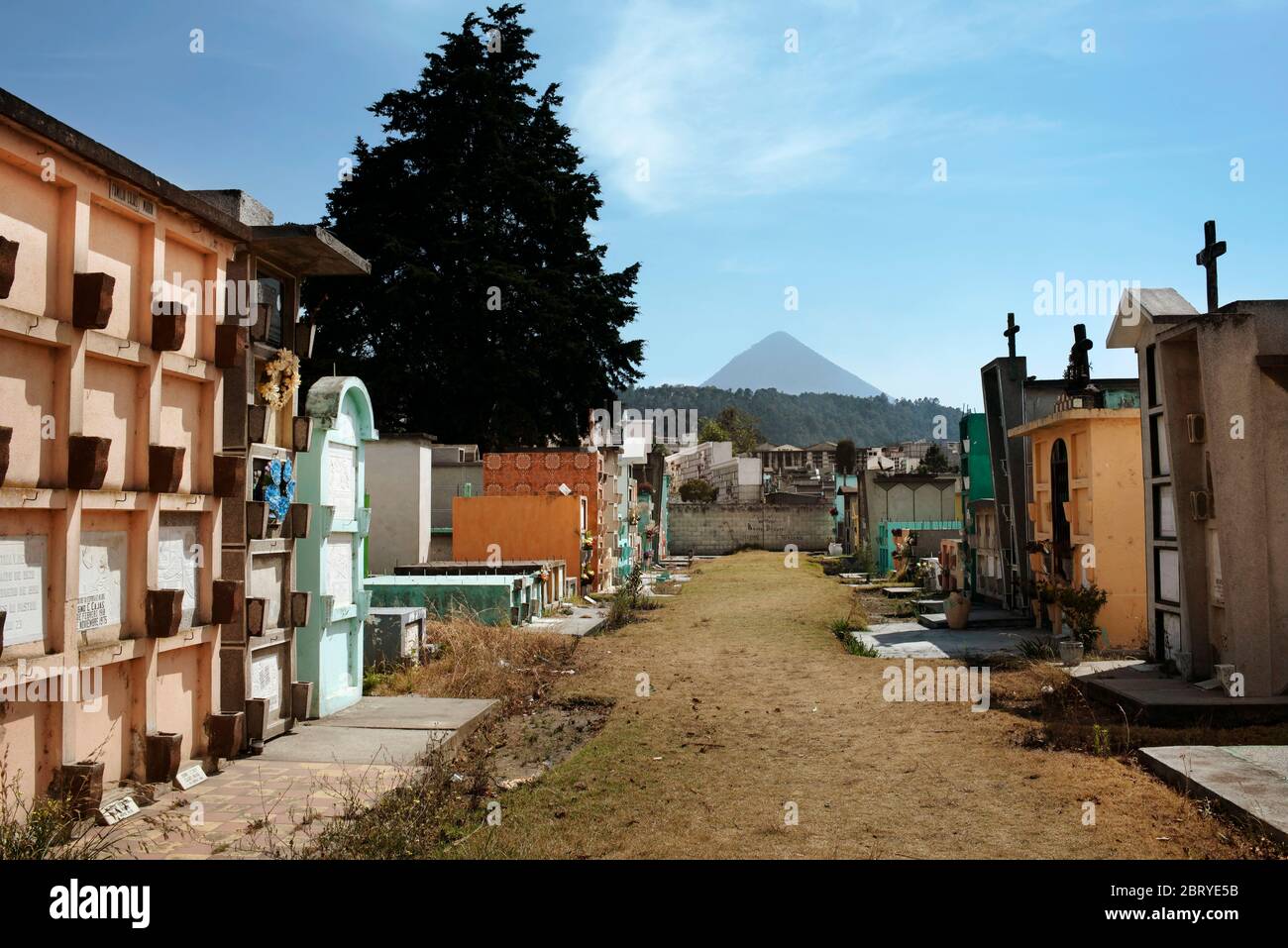 Friedhof (Cementerio General) in Quetzaltenango (Xela) mit Blick auf den Vulkan Santa María. Guatemala Stockfoto