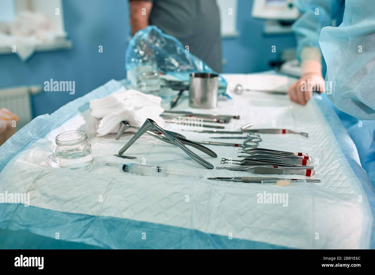 Sterile Instrumente auf dem Operationstisch, blaues Licht, echter ...