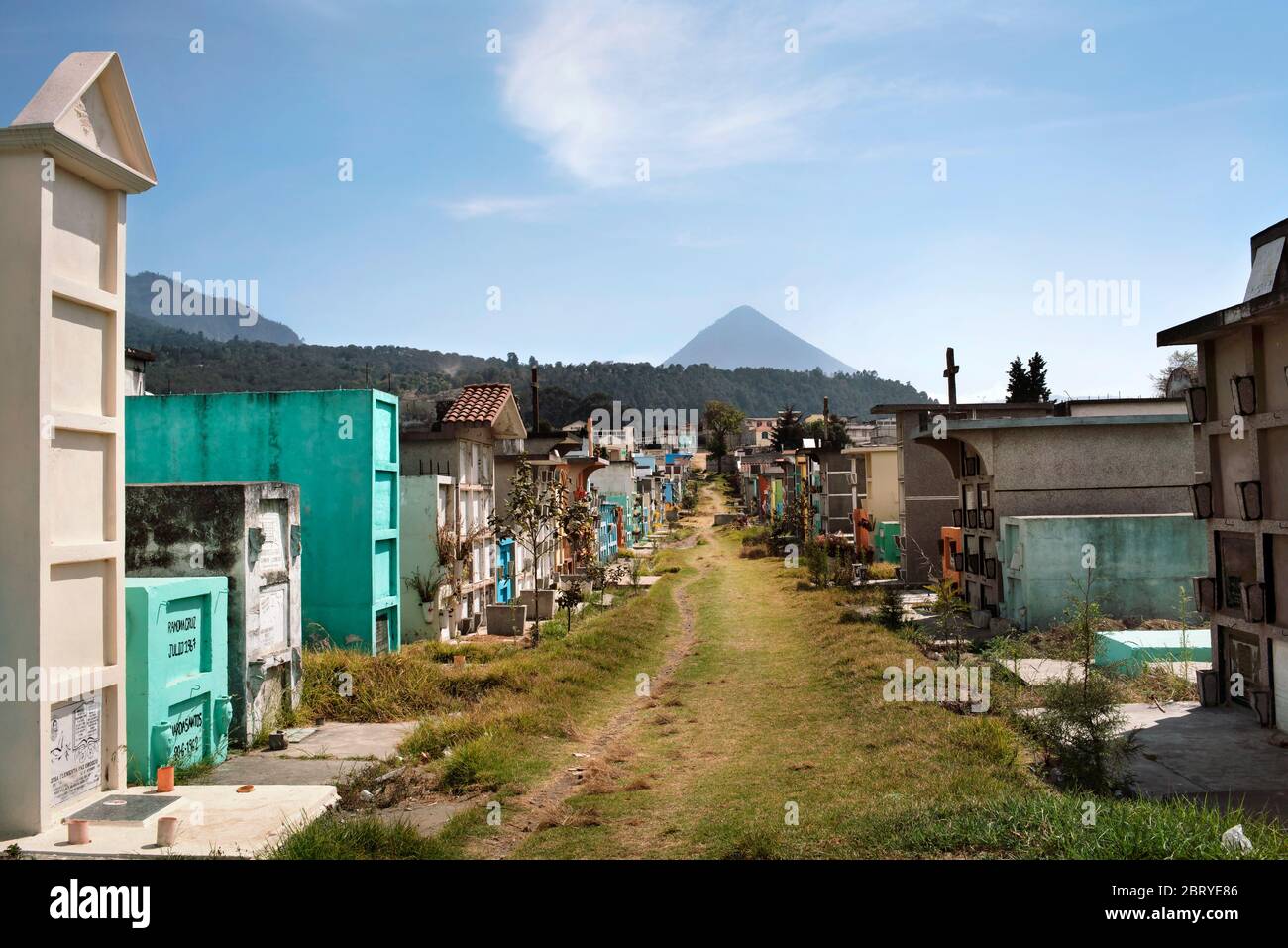 Friedhof (Cementerio General) in Quetzaltenango (Xela) mit Blick auf den Vulkan Santa María. Guatemala Stockfoto