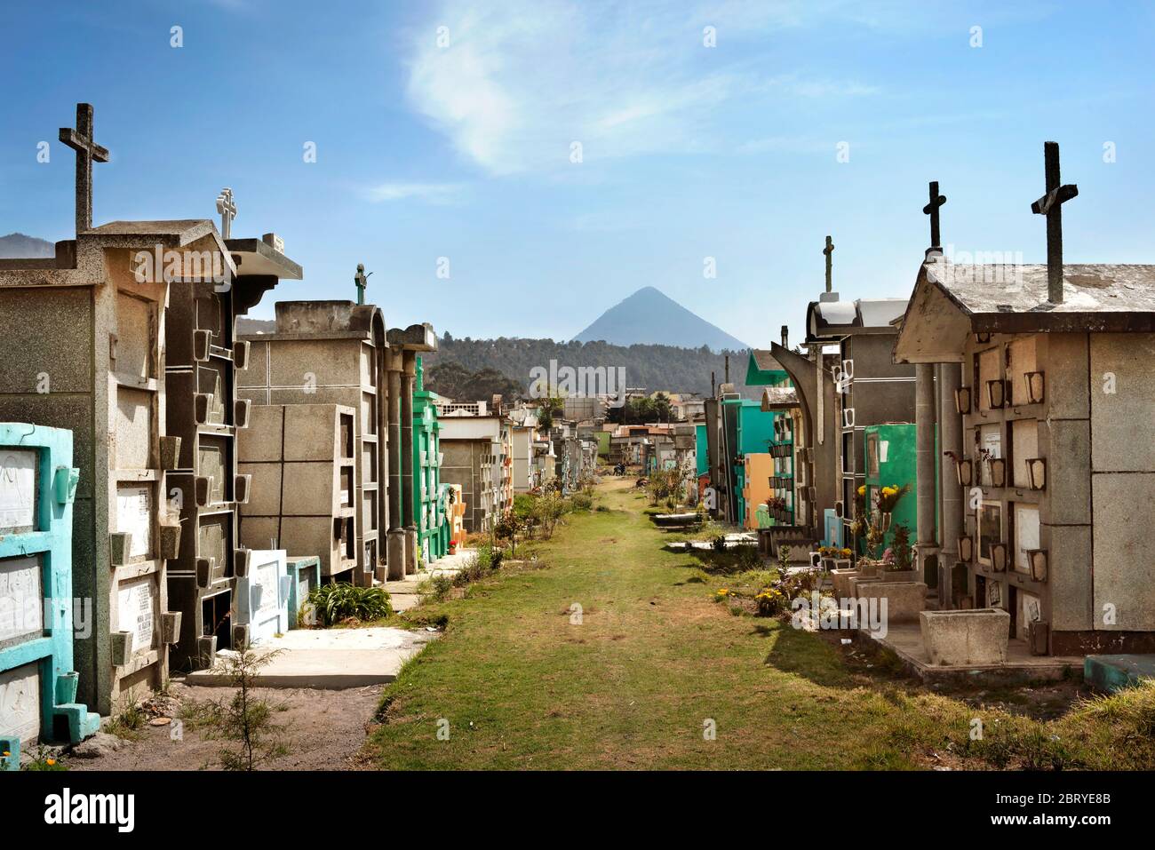 Friedhof (Cementerio General) in Quetzaltenango (Xela) mit Blick auf den Vulkan Santa María. Guatemala Stockfoto
