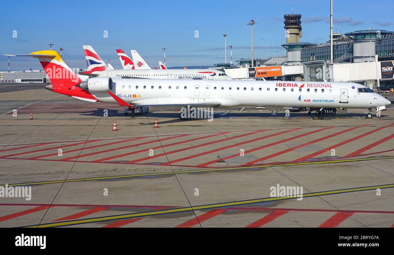 MARSEILLE, FRANKREICH -16 NOV 2019- Ansicht eines Bombardier CRJ Regionalflugzeugs der Iberia Regional Air Nostrum (YW) am Flughafen Marseille Provence Stockfoto