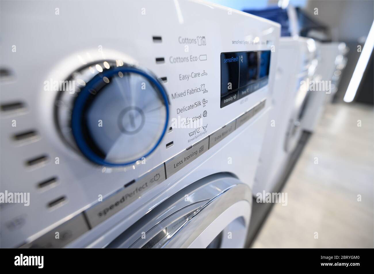 Nahaufnahme eines Bedienfelds der modernen Waschmaschine Stockfoto