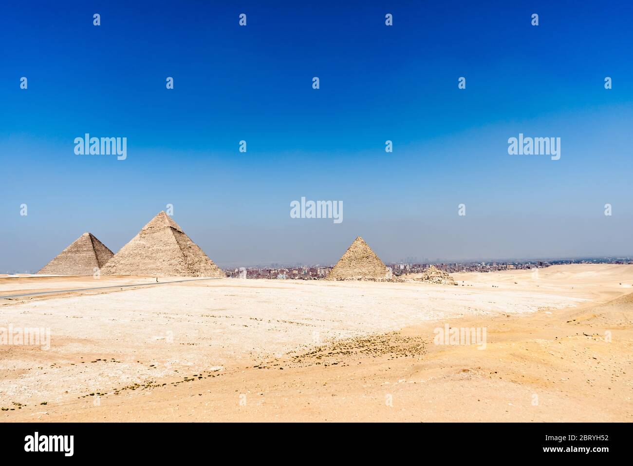 Ägypten. Kairo - Gizeh. Allgemeine Ansicht der Pyramiden von Gizeh Plateau (von links: die Pyramide des Chufu/Cheops/, Khafre, menkaure/Mykerinos/und einer von Stockfoto