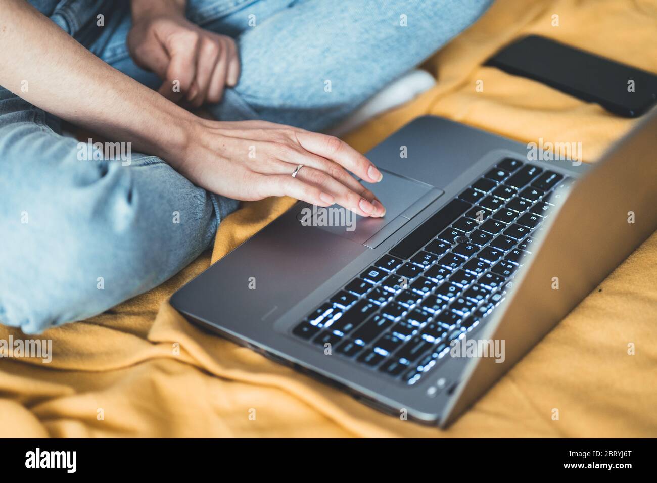 Nahaufnahme der Hand der Frau mit dem Laptop-Touchpad. Frauen prüfen soziale Apps und arbeiten. Kommunikations- und Technologiekonzept. Arbeiten Sie von zu Hause aus Stockfoto
