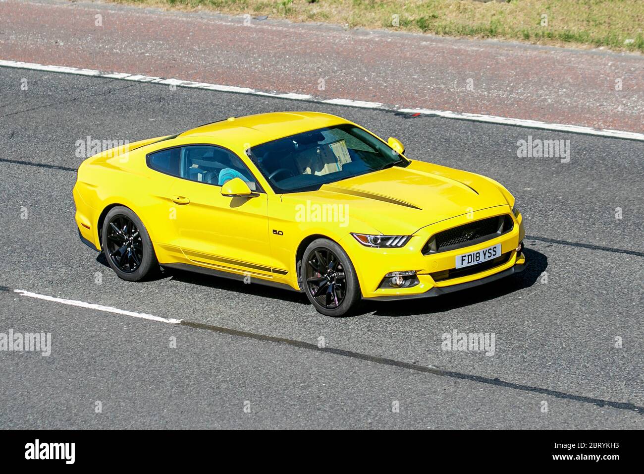 2018 Gelb Ford Mustang Shadow Edition; Fahrzeug Verkehr bewegende  Fahrzeuge, Autos fahren Fahrzeug auf UK Straßen, Motoren, Autofahren auf  der Autobahn M6 Autobahn Stockfotografie - Alamy