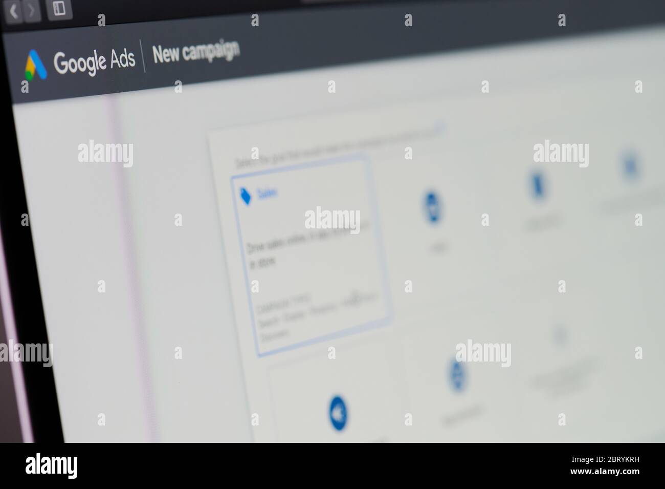 New-York , USA - 22. Mai 2020: Werbekampagne steigende Verkaufszahlen Hauptseite Nahaufnahme auf Laptop-Bildschirm Stockfoto