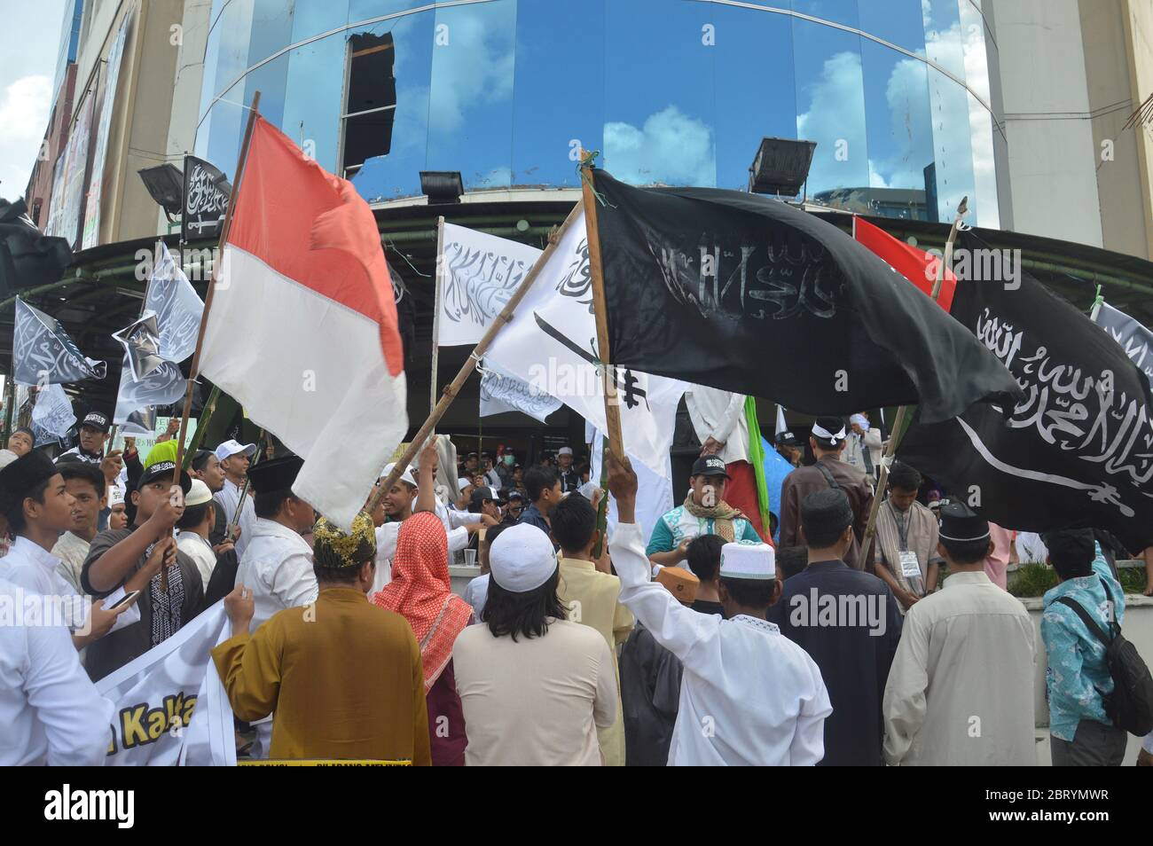 TARAKAN - INDONESIEN, 2. NOVEMBER 2018 : friedliche Aktion der Tarakan-Muslimgruppe wegen der Verbrennung der Tawhid-Flagge in Garut Stockfoto