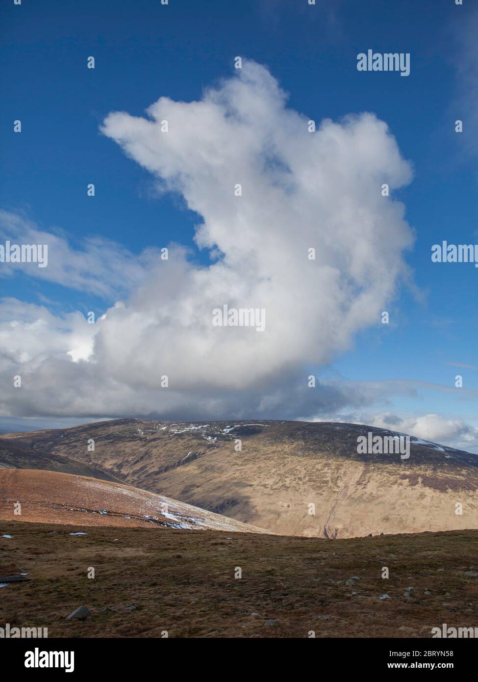Winteransicht einer beeindruckenden Cumuluswolke über dem Gipfel des Cheviot im Northumberland National Park Stockfoto