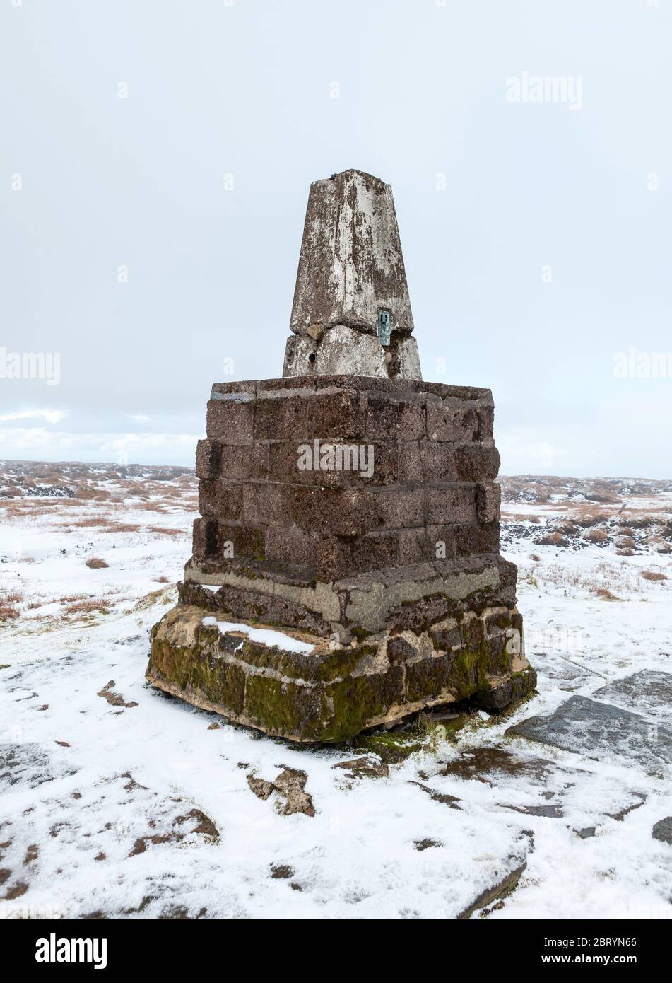 Verschneite Winteransicht des Trig Point auf dem Gipfel des Cheviot im Northumberland National Park Stockfoto