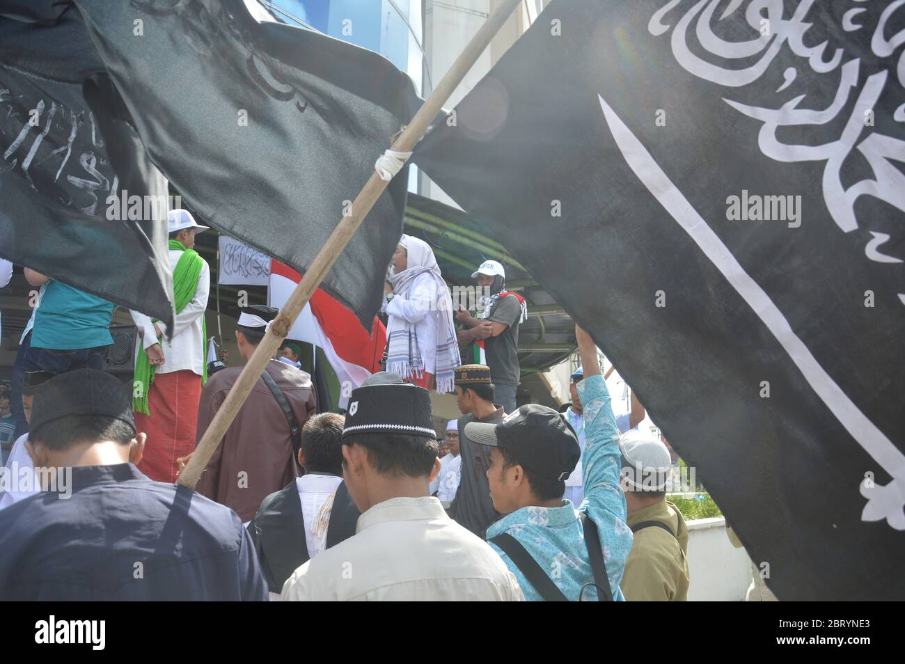 TARAKAN - INDONESIEN, 2. NOVEMBER 2018 : friedliche Aktion der Tarakan-Muslimgruppe wegen der Verbrennung der Tawhid-Flagge in Garut Stockfoto