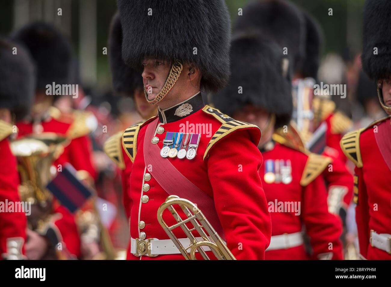 Mai 2017. Die Massed Guards Band und die Truppen marschieren von der Horse Guards Parade zurück zu Wellington Barracks, nachdem sie für Trooping the Color geprobt haben Stockfoto