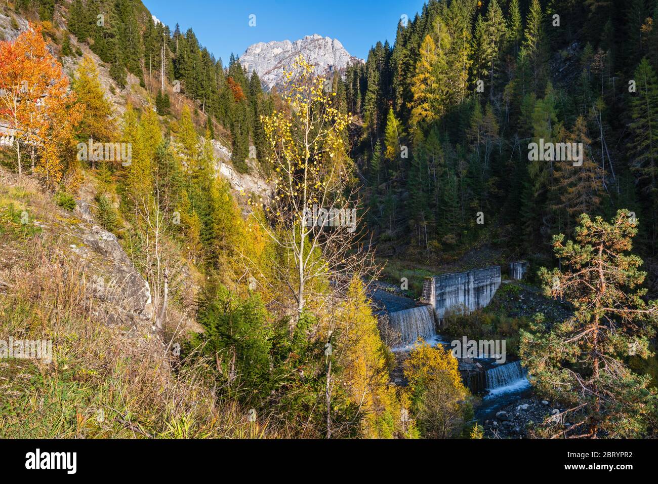 Herbst Alpine Dolomiten Bergblick mit kleinem Wasserfall, Colle Santa Lucia Region, Sudtirol, Italien. Malerisches Reisen, saisonal und na Stockfoto
