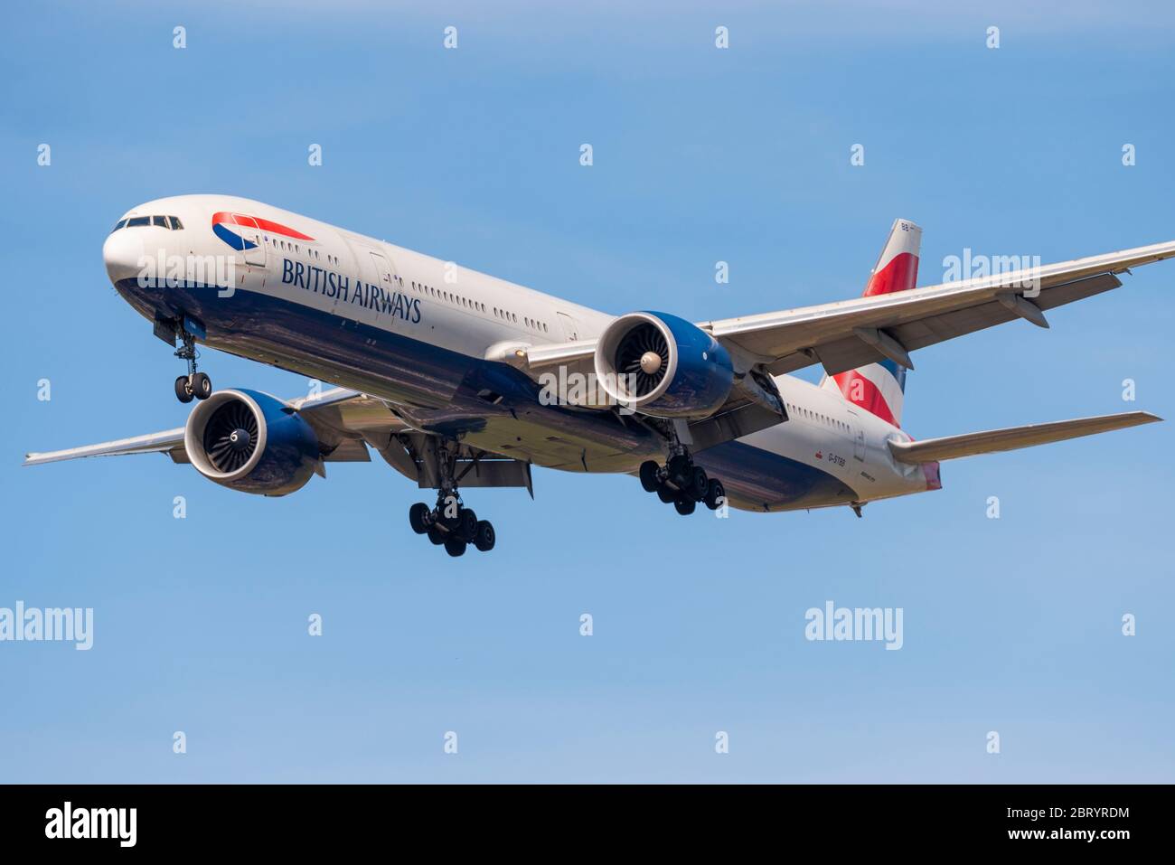 British Airways Boeing 777 Jet Airliner Flugzeug Landung am Flughafen London Heathrow über Cranford, London, Großbritannien während COVID-19 Sperrung. Stockfoto