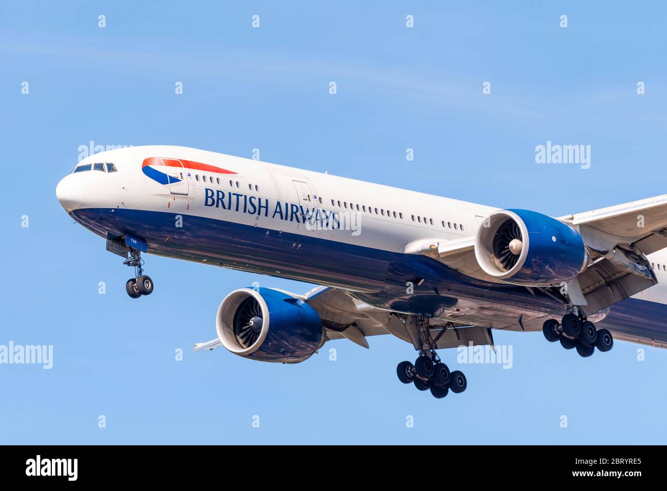 British Airways Boeing 777 Jet Airliner Flugzeug Landung am Flughafen London Heathrow über Cranford, London, Großbritannien während COVID-19 Sperrung. Stockfoto