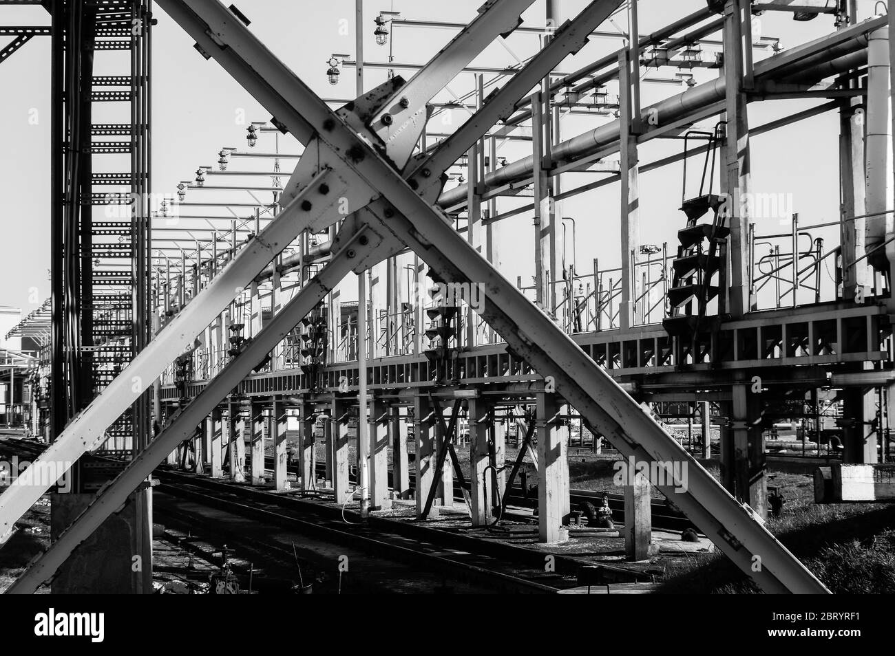 Die Ausrüstung der Ölraffination. Industriezone. Werksausrüstung. Industrielle Details. Stockfoto