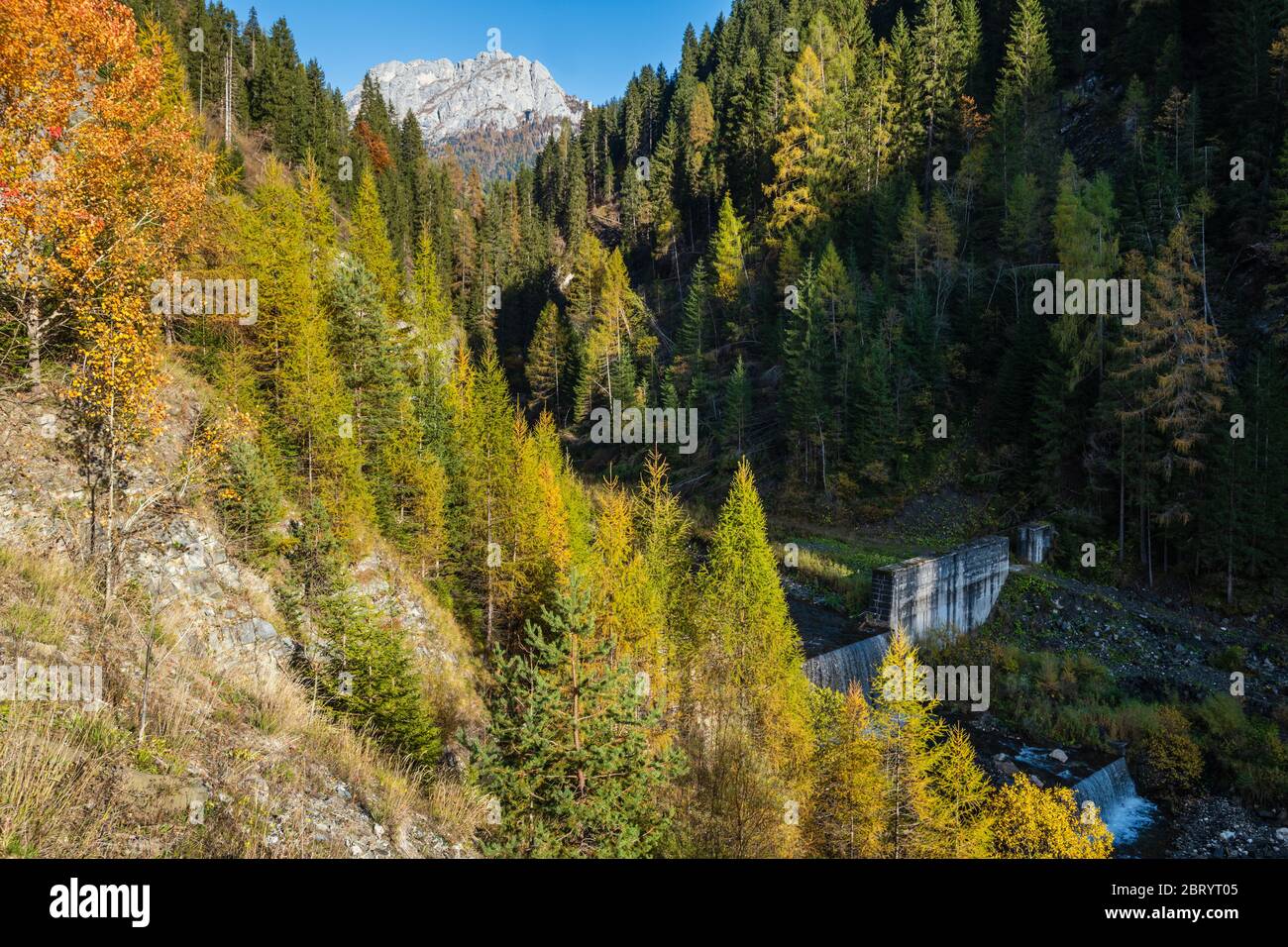 Herbst Alpine Dolomiten Bergblick mit kleinem Wasserfall, Colle Santa Lucia Region, Sudtirol, Italien. Malerisches Reisen, saisonal und na Stockfoto