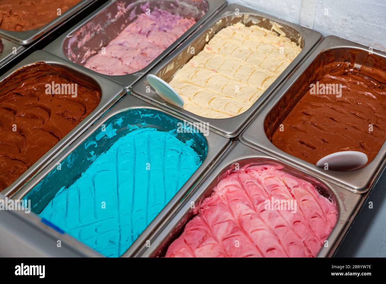 Verschiedene aromatisierte bunte Eis Serviertheke mit vielen scoopable Aromen.verschiedene Aromen von Icecream in der Theke Stockfoto
