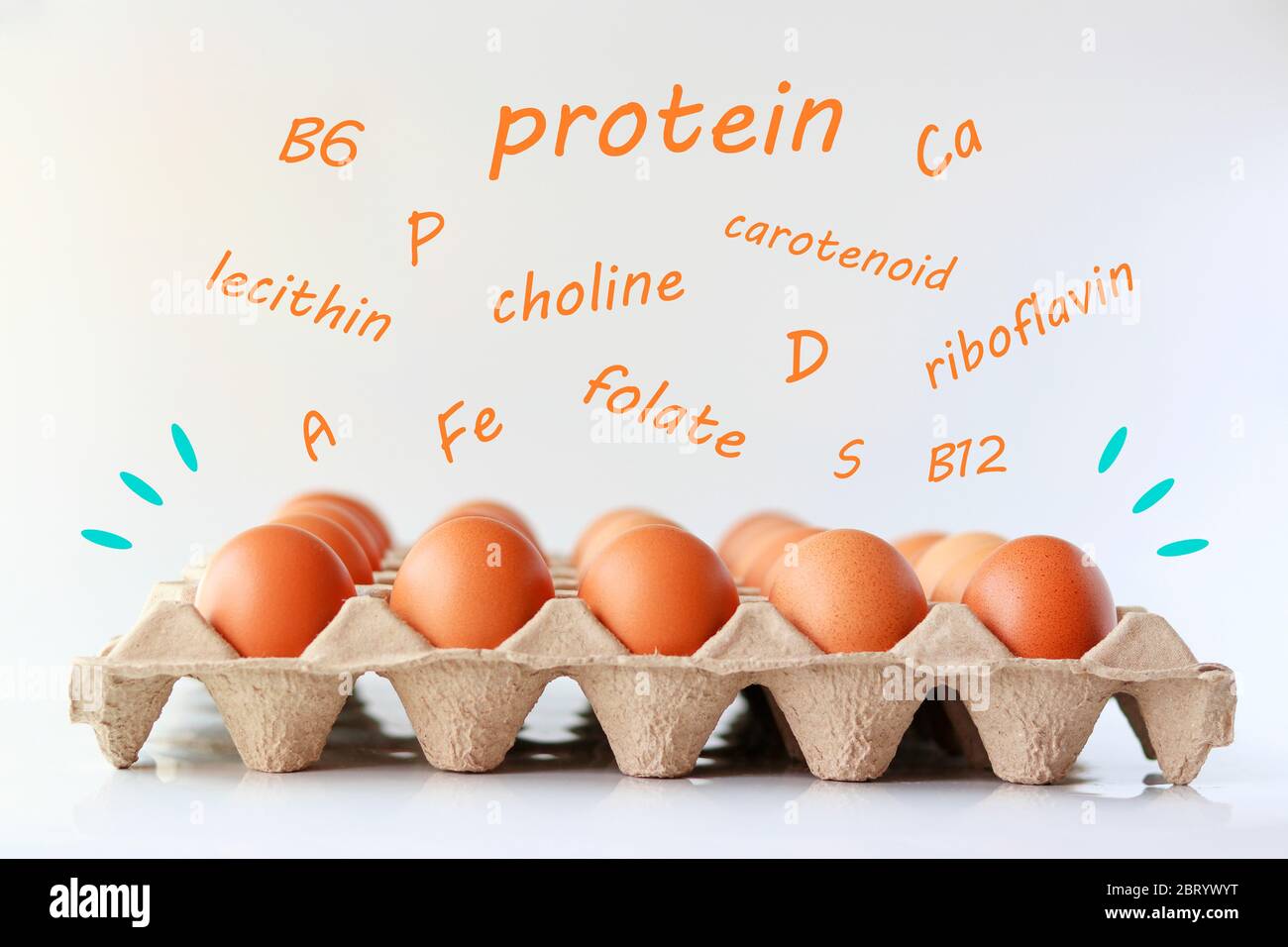 Eier auf dem Kartonbehälter mit den Nährstoffbuchstaben sind oben schwebend. Stockfoto