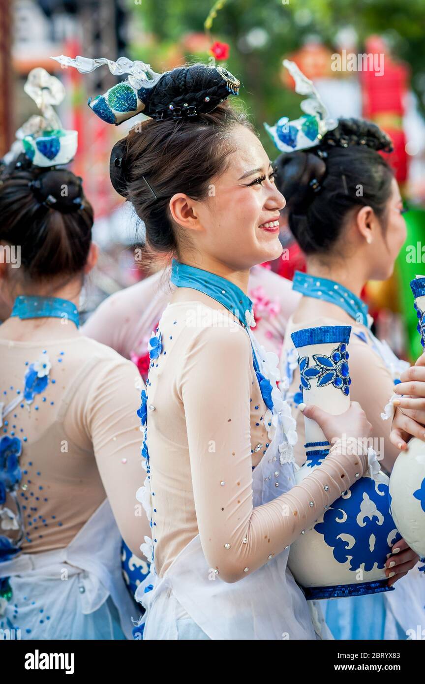 Chinesische Tänzer und Künstler bereiten sich auf die chinesische Neujahrsschau in Siam Sq, Bangkok City, Thailand vor. Stockfoto