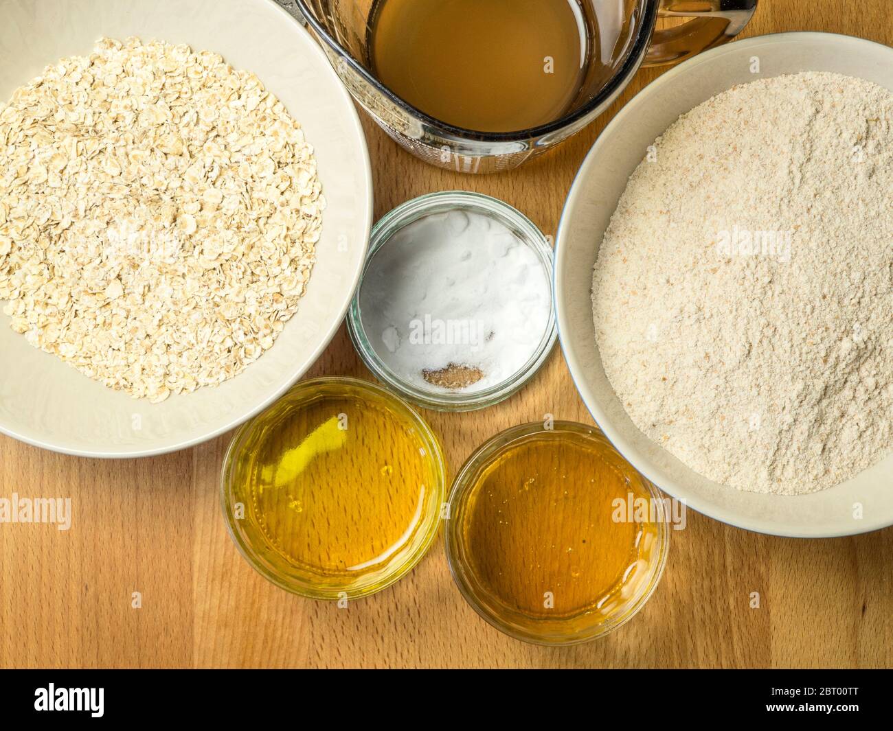 Zutaten für Hafer und Dinkel Soda Brot auf einem Küchentisch ausgelegt Stockfoto