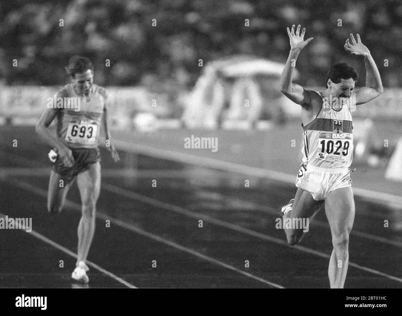 HARALD SCHMID Westdeutscher Leichtathletik-Läufer mit 400 m Hürdengewinn die Europameisterschaft in Stuttgart 1986 vor dem schwedischen Sven Nylander Dritter Stockfoto