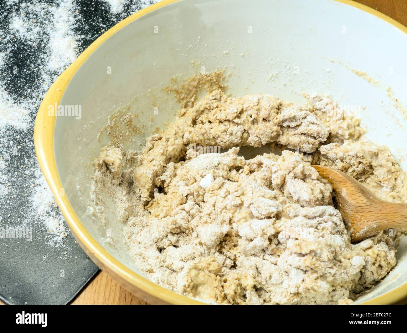 Mischen Soda Brotteig in einer Rührschüssel Stockfoto