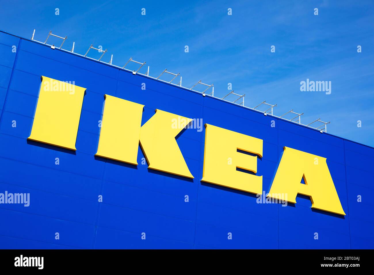 Großes gelbes IKEA-Logo auf der Seite des blauen IKEA-Lagers im Giltbrook Retail Park, Ikea Way, Giltbrook, Nottingham East Midlands England GB Stockfoto