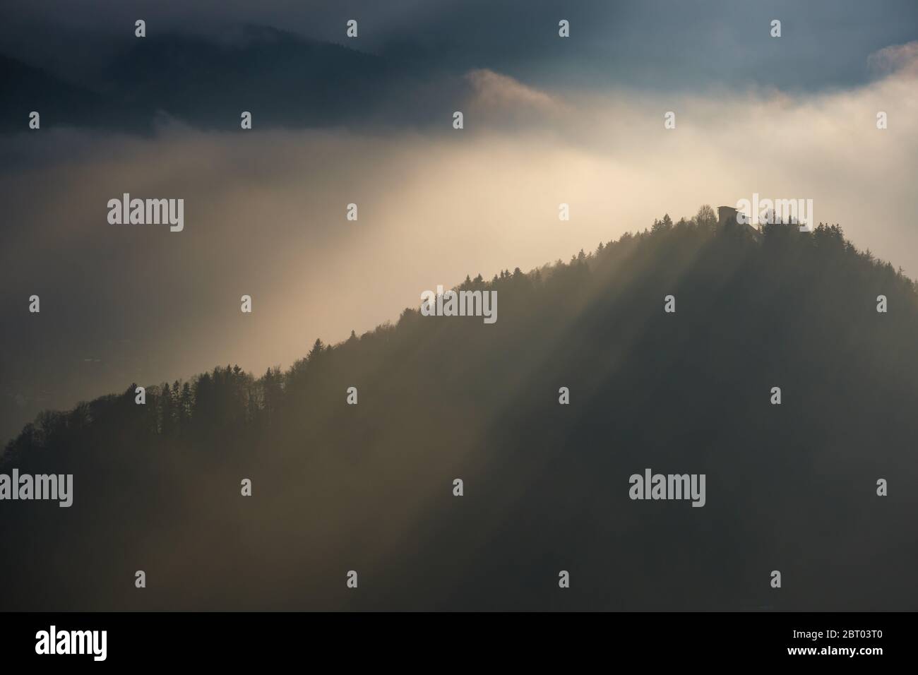 Herbst trüben Tag Berchtesgadener Land und Mount Watzmann Silhouette Fragmente in contra leicht bewölkten Blick aus Marxenhöhe Sicht, Bayerische voralpen, Stockfoto