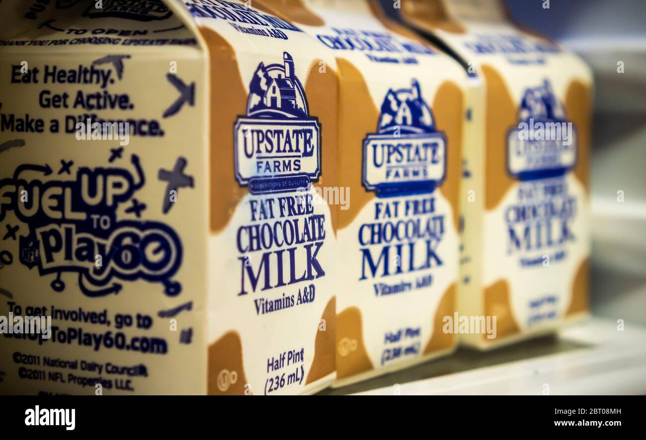 Container von Upstate Farms Marke fettfreie Schokolade Milch in einem Kühlschrank in New York am Donnerstag, 14. Mai 2020. Upstate Farms ist Mitglied der Upstate Niagara Cooperative. New York Sate arbeitet mit der Upstate Niagara Cooperative und anderen New Yorker Produzenten von Milchprodukten zusammen, um überschüssige Milch zu verarbeiten und die Produkte an lokale Lebensmittelbanken zu verteilen, da sonst Milch weggeworfen würde. (© Richard B. Levine) Stockfoto