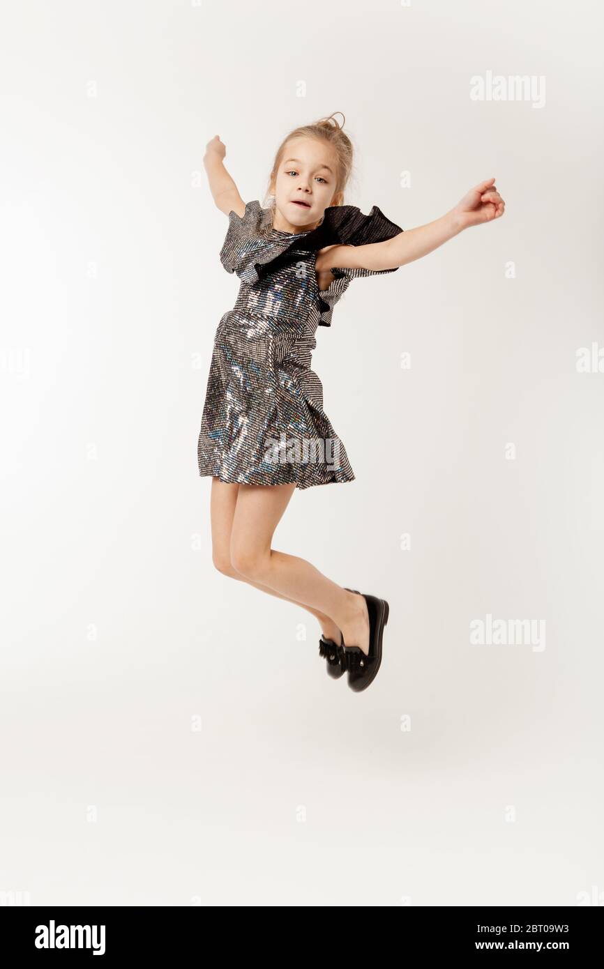 Mädchen springt auf einem weißen Hintergrund Stockfoto