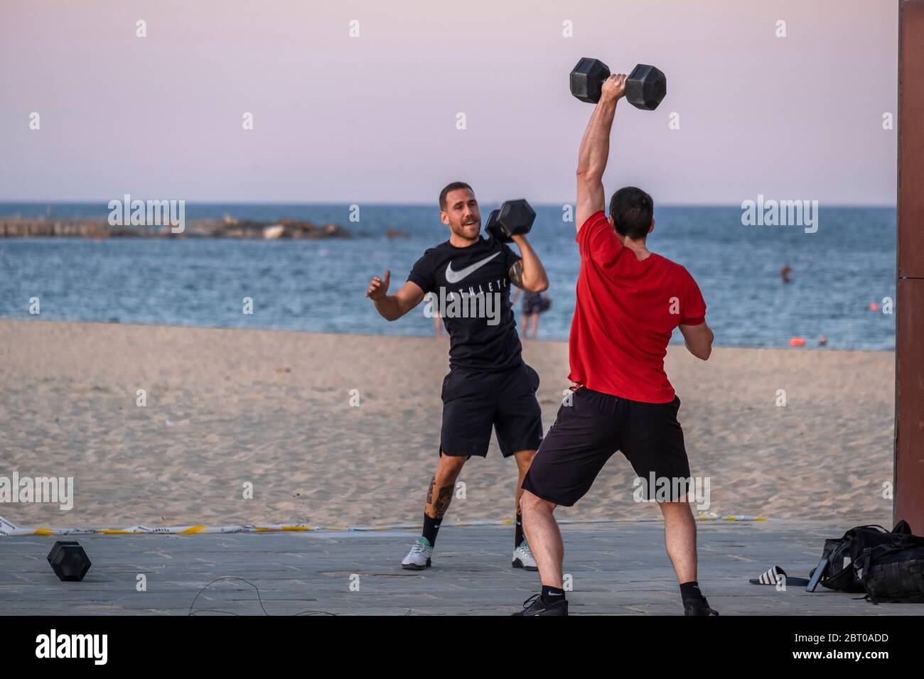 Männer trainieren während der Zeit der Spaziergänge und Sportübungen aufgrund der Ansteckung des Covid-19.Barcelona bleibt noch in Phase 0.5 im Gegensatz zu anderen Gebieten des spanischen Staates. Die Ausübung von Sport und Spaziergänge sind noch in Zeitbändern aufgrund der Ansteckung von Covid-19 geregelt. Stockfoto