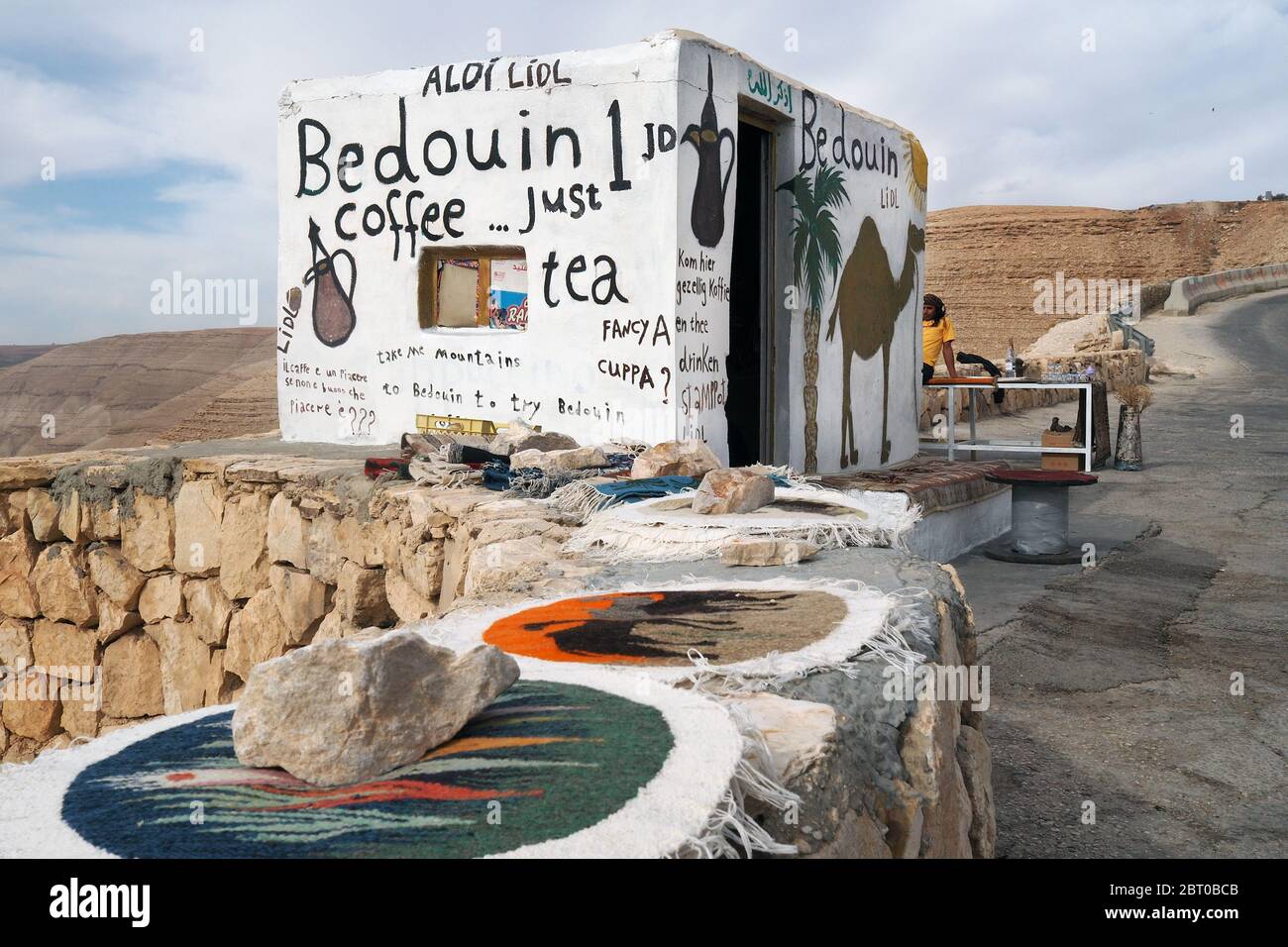 Tee- und Café-Bar am 'King's Highway', in der Nähe des Wadi Mujib. Der „King's Highway“ ist die schönste Straße in Jordanien. Stockfoto